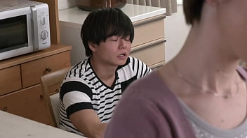 When I suddenly woke up, hemp rope had cut into my whole body and I couldn't move. Bewildered by the unusual situation, Mayuko asks her son Satoshi for help, but Satoshi just strokes his body with eyes. It was Satoshi who tied up Mayuko while she was slee